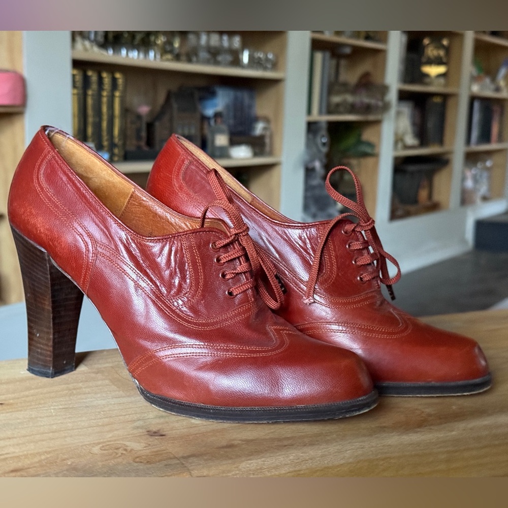 Rare, hard to find, Vintage Mullys of Spain, 3.5” leather heels with laces size9